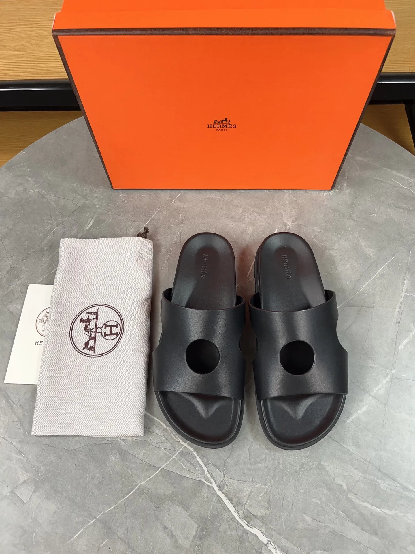 p400🐮🐮H family classic (couple style) Hermes Hermes spring and summer sandals series! Classic style, always popular slippers - sandals, great with any combination! ! ! Upper: imported PU inner lining: imported mixed sheepskin Outsole: Tpu non-slip and wear-resistant outsole Female size: 35-40 (customized at 41) Male size: 39-45 (customized at 39.45)